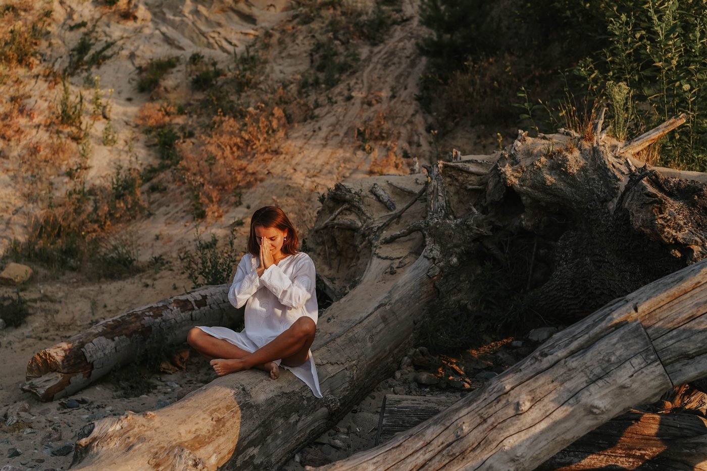 Persona meditando en la naturaleza con luz suave