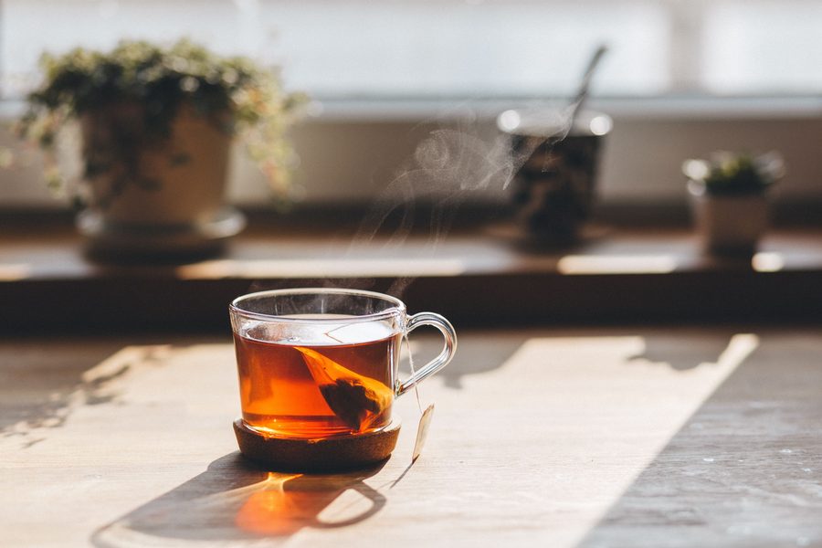 Taza de té entre las manos